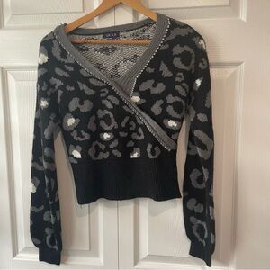 UK2LA Women's V-Neck Black and Gray Sweater Medium